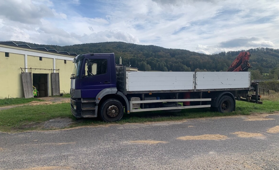 auto s hydraulickou rukou