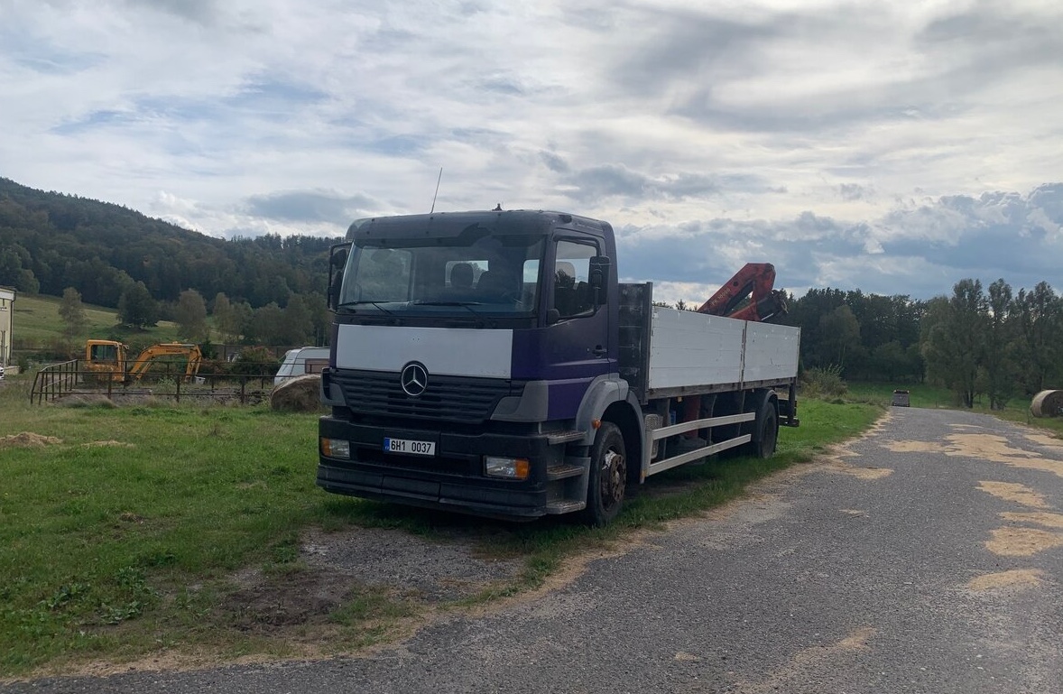 auto s hydraulickou rukou